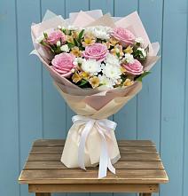 Букет цветов из:  Гвоздики, Орхидеи и Розы в Бугры Ленинградская область
