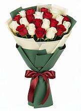 Букет Микс из красных и белых роз в Бугры Ленинградская область