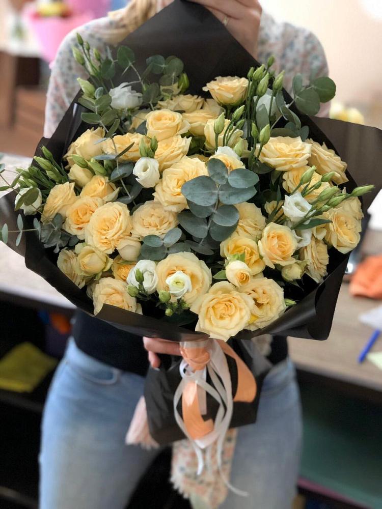 Букет цветов из: Розы и Лизиантусы в Бугры Ленинградская область