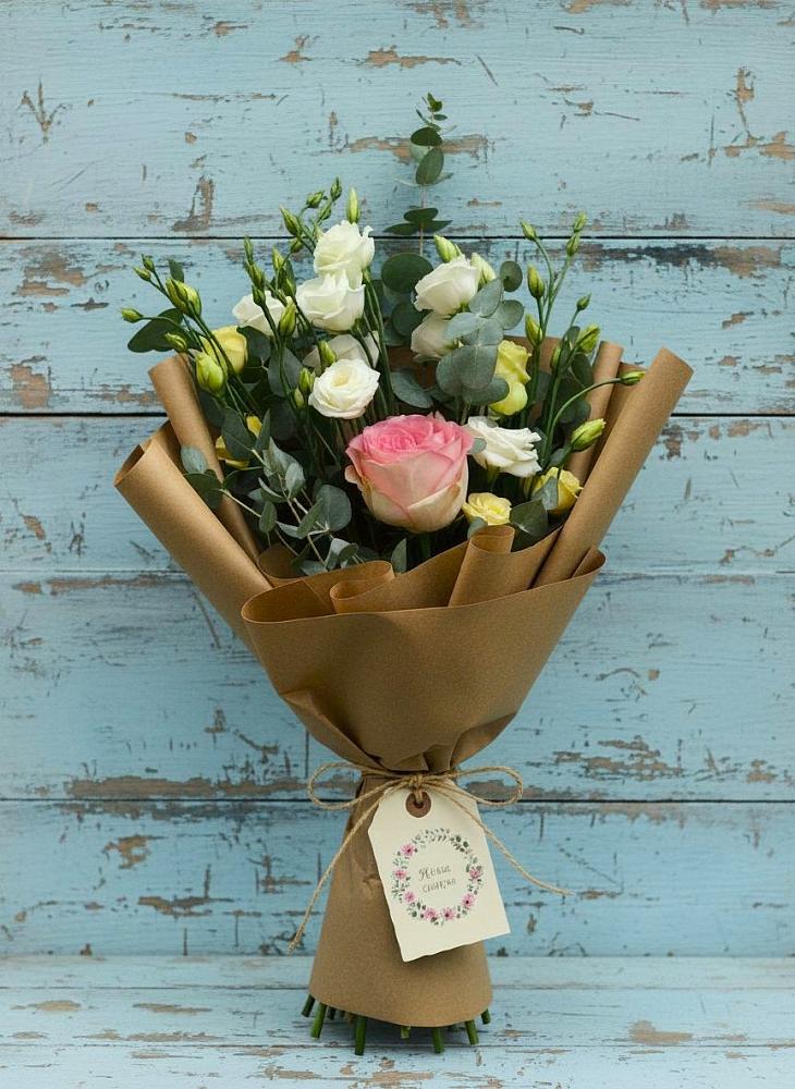 Букет цветов из: Розы и Лизиантусы в Бугры Ленинградская область