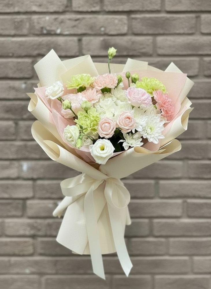 Букет цветов из: Гвоздики, Розы, Лизиантусы и Хризантемы в Бугры Ленинградская область