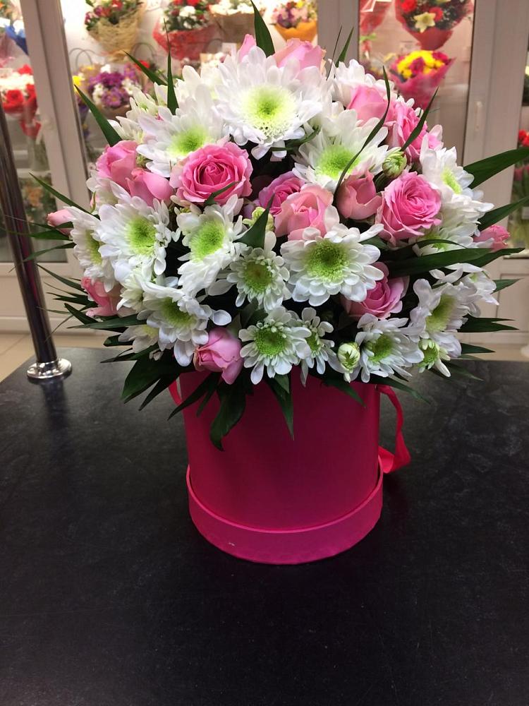 Цветочная композиция из Розы и Хризантемы в шляпной коробке в Бугры Ленинградская область