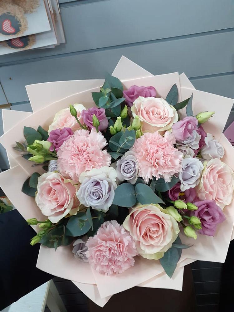 Букет цветов из: Розы, Гвоздики и Лизиантусы в Бугры Ленинградская область