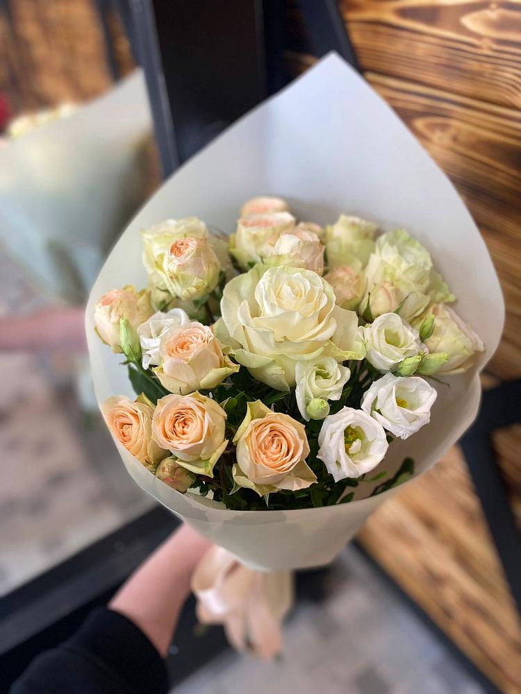 Букет цветов из: Розы и Лизиантусы в Бугры Ленинградская область