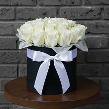 Цветочная композиция из Розы в шляпной коробке в Бугры Ленинградская область